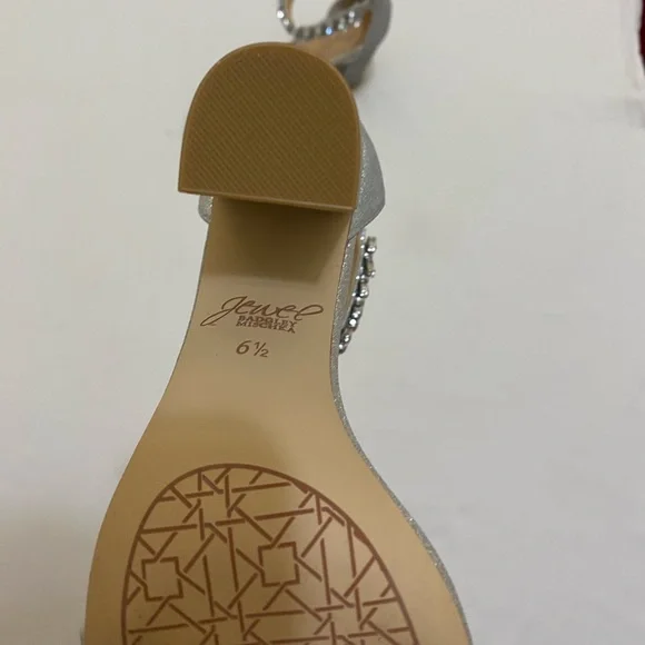 NWT Jewel Badgley Mischka Mayra Silver Ankle Strap Evening Shoes Size 6.5. - Picture 12 of 13